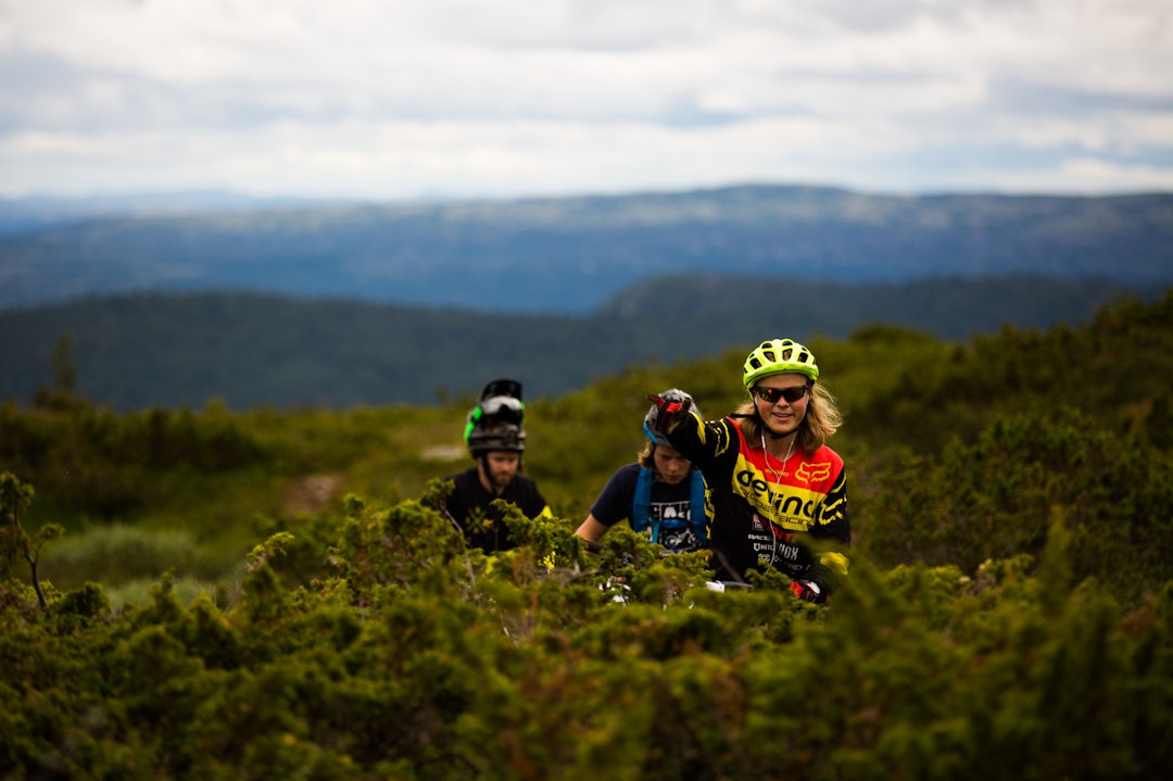 MELKESYRE: Brage Vestavik er ikke vant til stigning i sine ritt og kjente melkesyra i bakkene opp til start. Men smilet var likevel på plass. (foto: Snorre Veggan) hillbilly-0026a