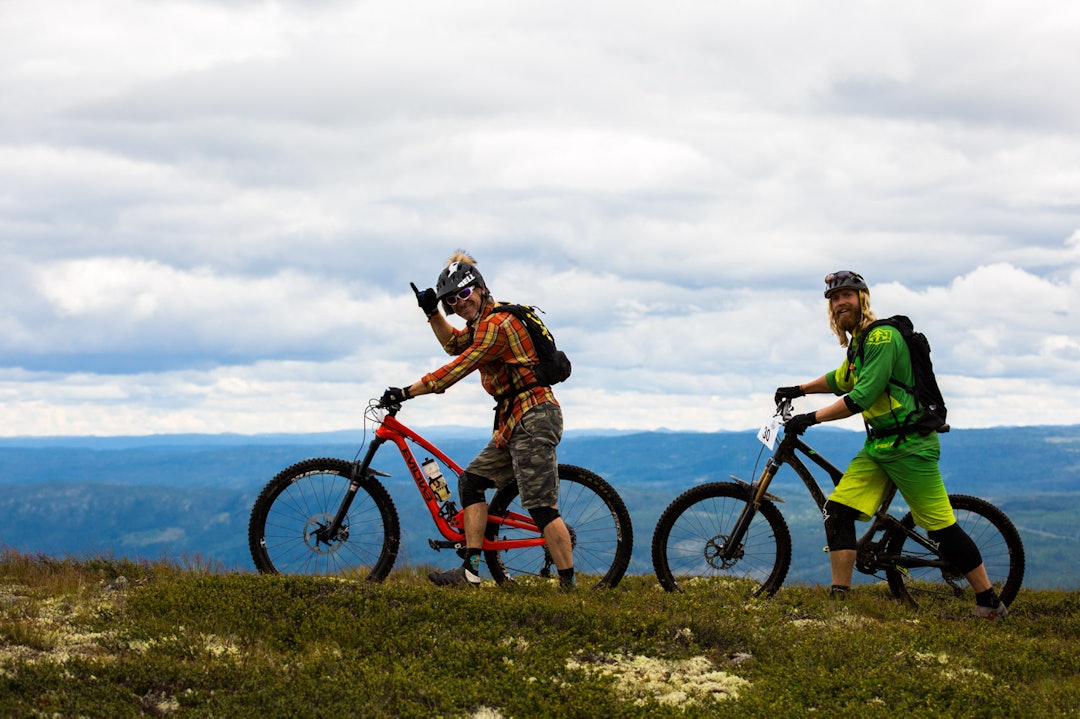 SMIL: Det var flere som hadde smilet på lur. (foto: Snorre Veggan) hillbilly-0071a