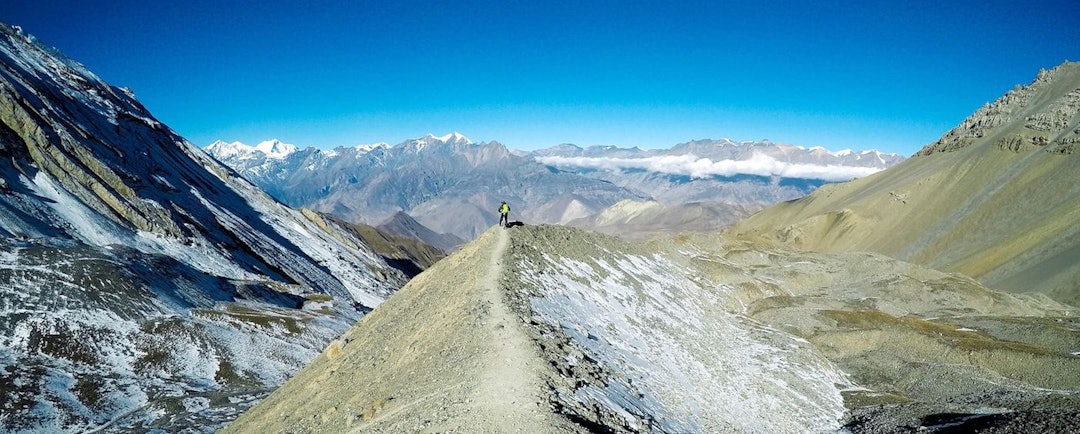 Svenske Elias Sjöström på vei nedover fra ett av mange 4000 + meters pass. Foto: Inge Iversen Elias Sjöström - Foto Inge Iversen 1400x563