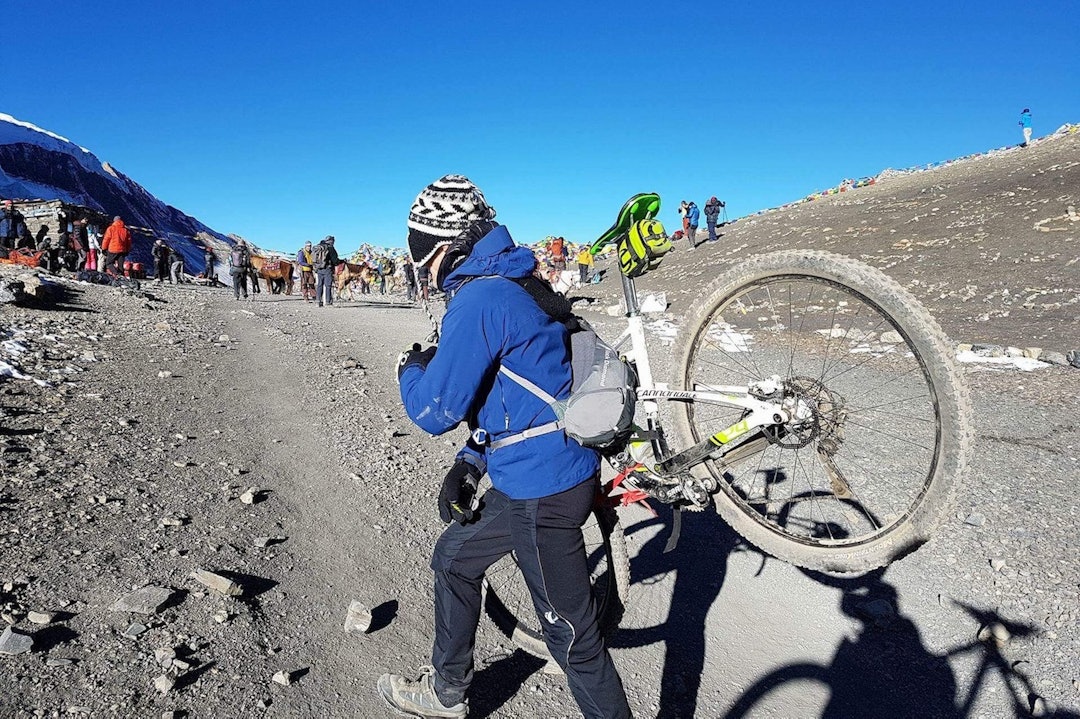 Etappen var bare 11 kilometer lang, men sykkelen måtte bæres mesteparten av veien, og den tynne lufta på over 5000 meter er brutal. Foto: Inge Iversen Bære sykkelen over passet - foto Elias Sjöström 1400x933