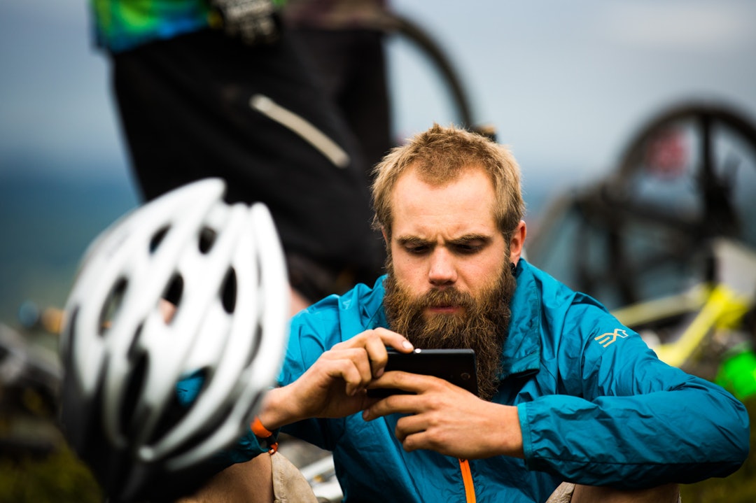 OPPDATERING: Mens andre oppdaterte statusen eller sikret seg ekstra Pokemonpoeng før start. (foto: Snorre Veggan) hillbilly-0090a