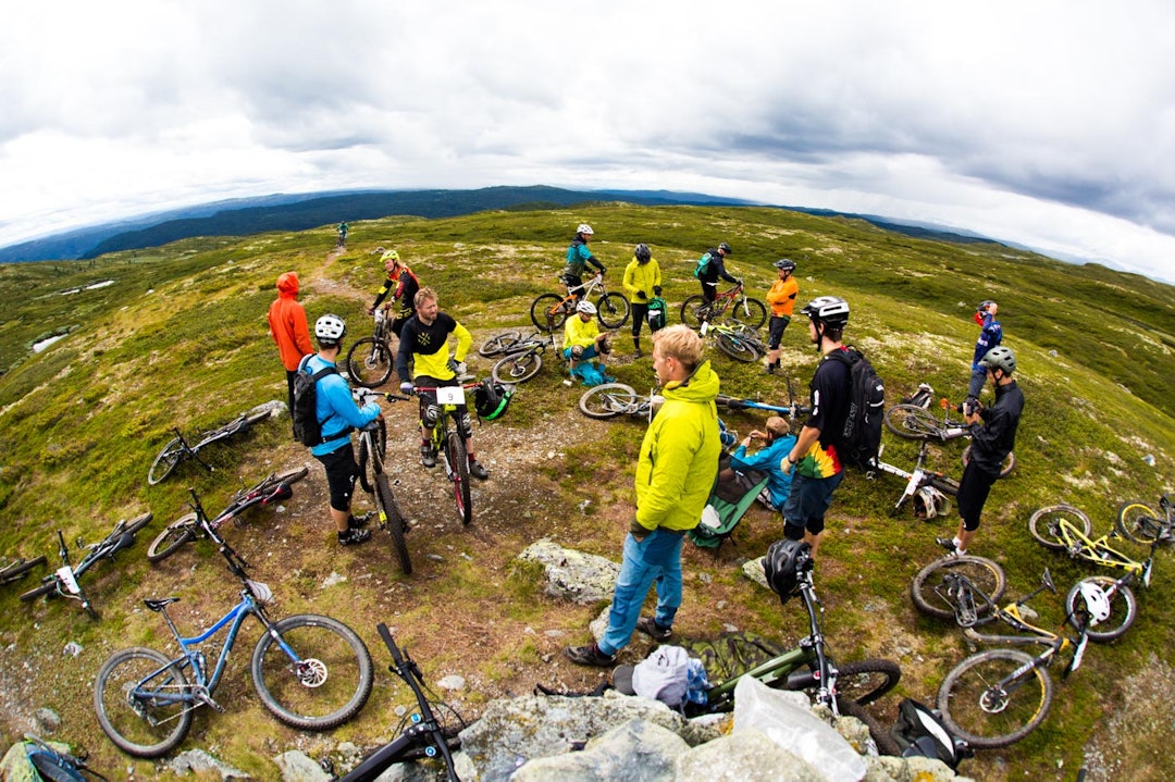 SAMLING PÅ TOPP: Primhovda har fantastisk utsikt i alle retninger, men i horisonten truet skyene med å slippe lasten. (foto: Snorre Veggan) hillbilly-0051a