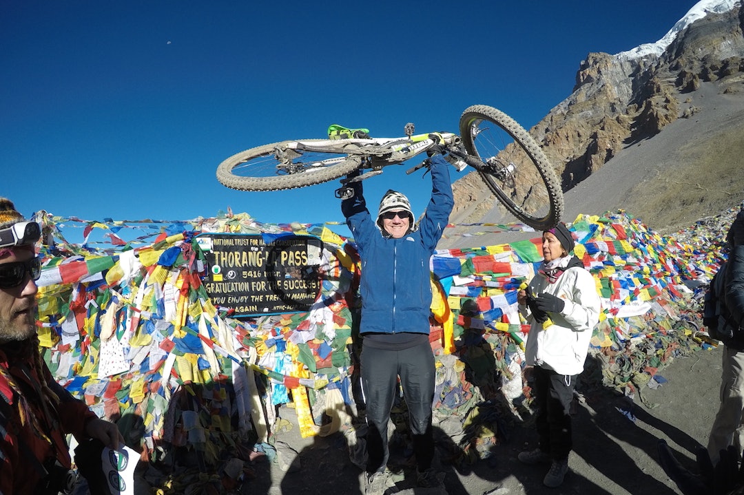 Inge Iversen på toppen av rittets høyeste pass Thorang La på 5416 meter over havet. Foto: Elias Sjöström Inge Iversen - Yak Attack 2017 - Foto Elias Sjöström 1400x933
