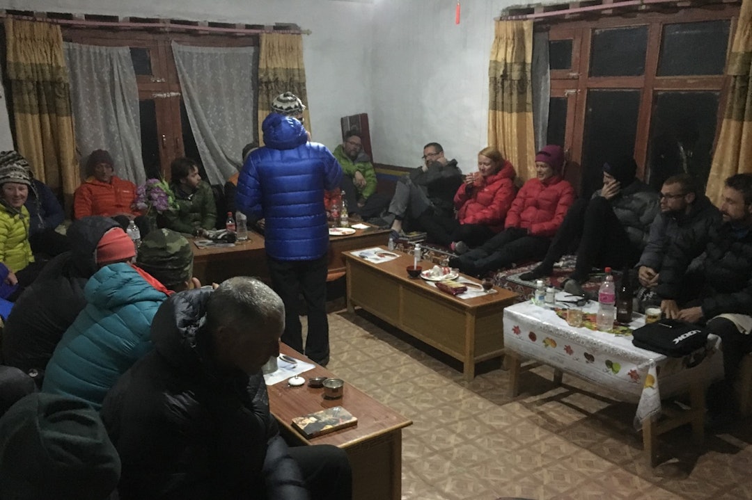Middagssamling på hotellet. Overnattingen var enkel og husene lite eller ikke isolert selv om temperaturen gikk under 0 grader hver natt. Foto: Inge Iversen Samling til middag foto Inge Iversen 1400x933