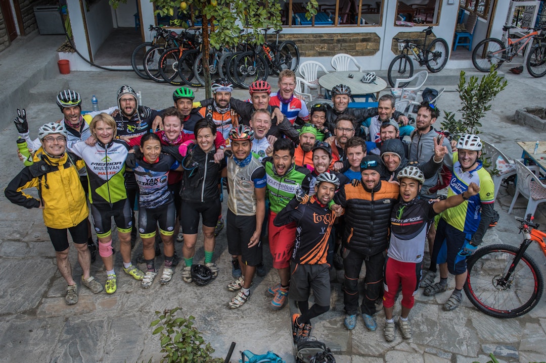 Samtlige deltakere på Yak Attack 2017. Inge Iversen bak med norsk trøye. Foto: Igor Schifris Team - Yak Attack 2017 - Foto Igor Schifris 1400x933
