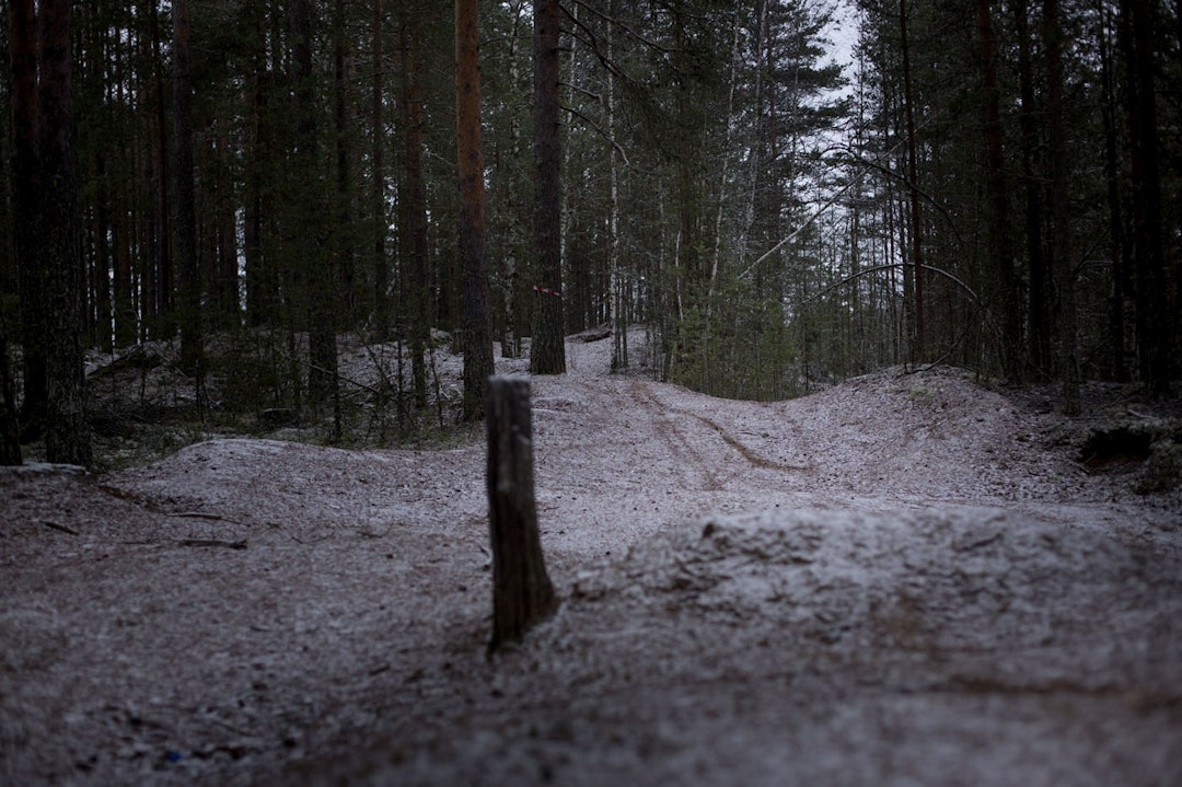 KALDT NOK: Frost i bakken, men uten snø. Strava-føre, KOM-føre, "raskt underlag", kall det hva du vil. Dritmorsomt, syns artikkelforfatteren. (foto: Kristoffer H. Kippernes) _IPP5993