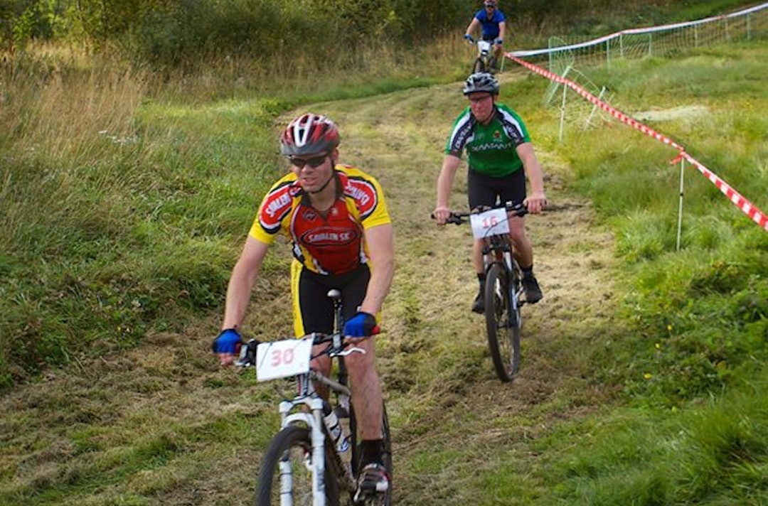 Frode Risan foran Kristoffer Müller (som delte seieren med Kjetil Vang i Cognacrittet 2014), på vei inn til mål på premiereutgaven av Cognacrittet, med Brostrup Müller i bakgrunnen. Foto: Arrangøren Frode Risan - Kristoffer Müller - Brostrup Müller - Cognacrittet 2014 - Foto arrangøren 1400x924