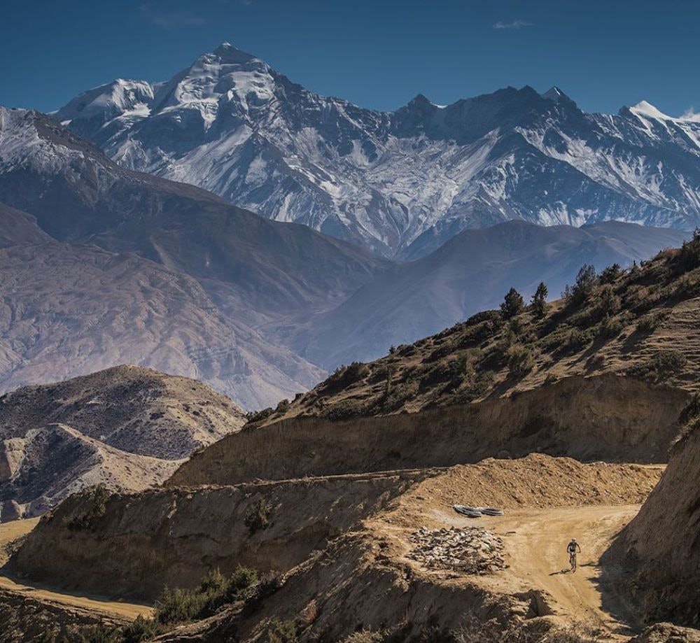 Lite å utsette på utsikten underveis. Foto: Igor Schifris En person på sykkel, i et fantastisk landskap Igor Schifris 1000x919