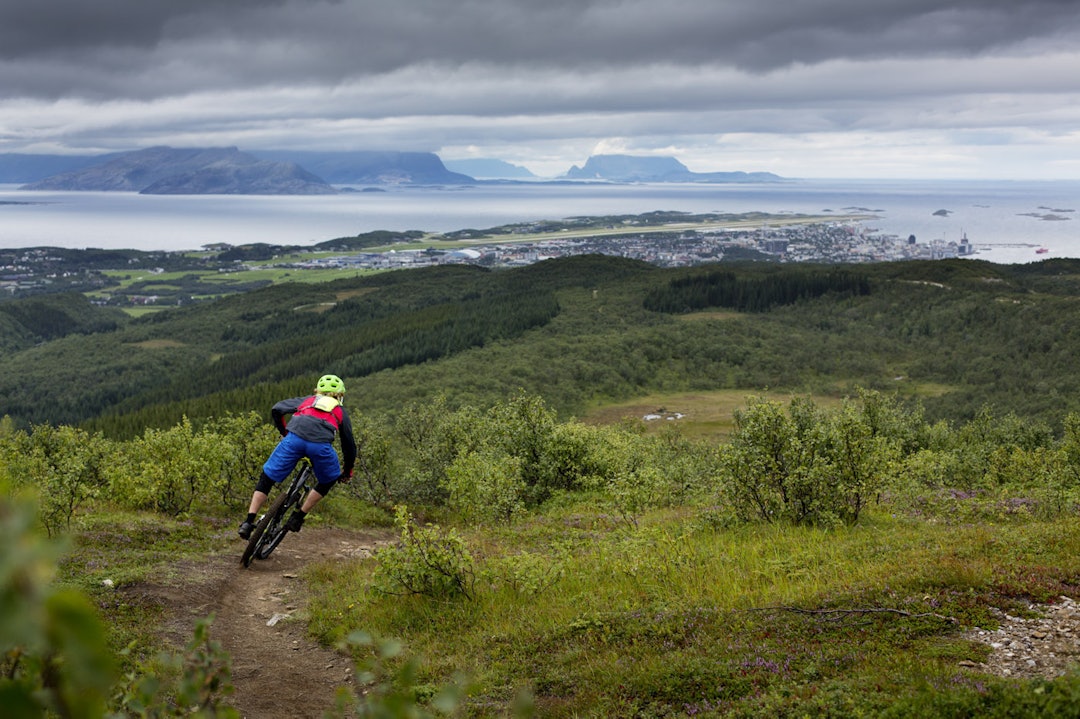 Flere av stiene rundt byen gir fin utsikt over byen. Foto: Kristoffer Kippernes Martin Klette - Bodø enduro - Kippernes