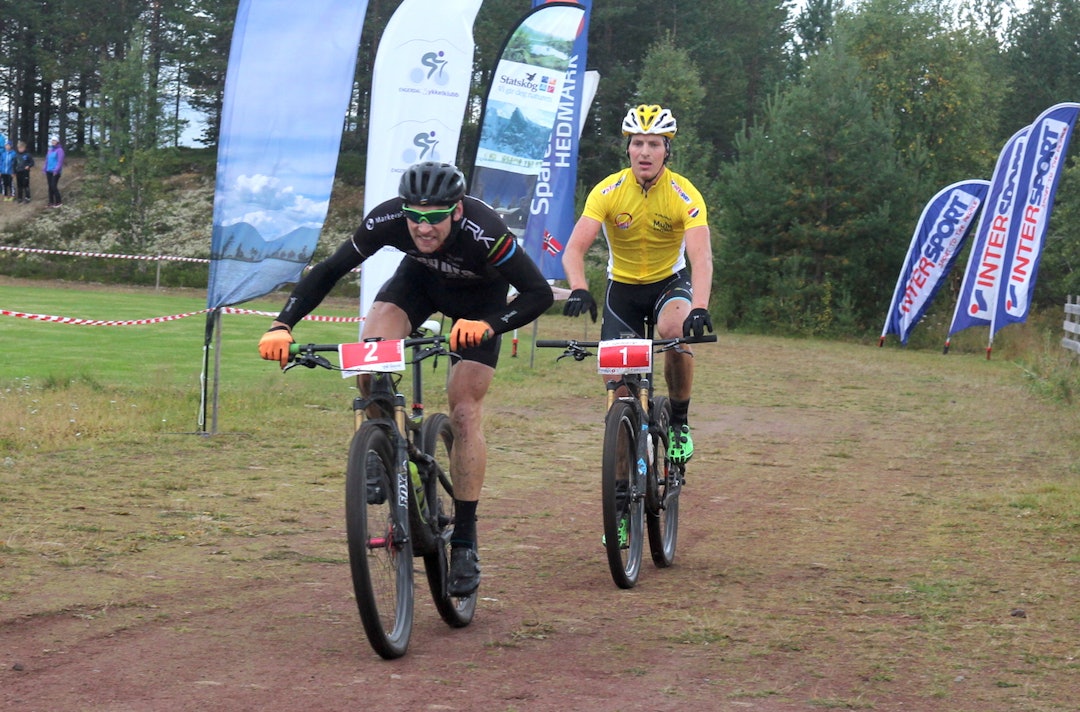 Vidar Mehl fra Sepura Toyota racing with Birk tok spurtoppgjøret med Thomas Engelsgjerd fra Hardrocx-ABAX, som likevel vant Norgescupen 2015 sammenlagt. Foto: Ingeborg Scheve Vidar Mehl - Thomas Engelsgjerd - Foto Ingeborg Scheve 1400x924