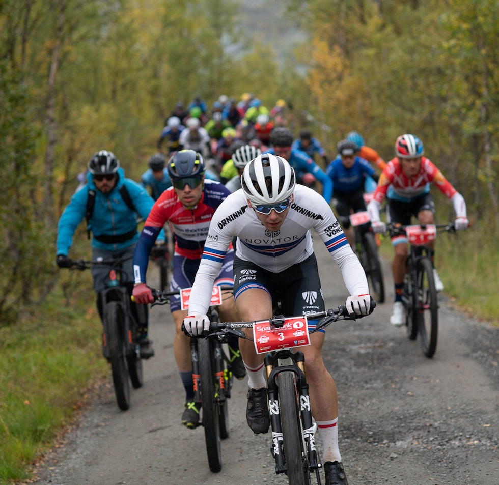 Ingvar Omarsson, islandsk mester i terrengsykling, tar føringen. Foto: Cecilia Emilie Johansen, Frikant/Skaidi Xtreme
