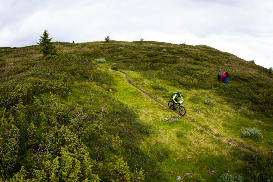 SINGLETRACK: Sånn som forbi disse tre tilskuerne. (foto: Snorre Veggan) hillbilly-0290a