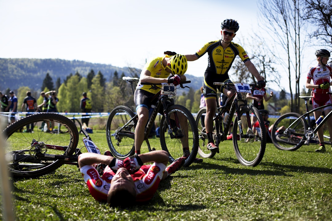 SÅ-SÅ: Ola Kjøren får et klapp på skuldra etter kampen mot dansker og svensker på Darbu i 2014. (foto: Kristoffer H. Kippernes) 13-51-28