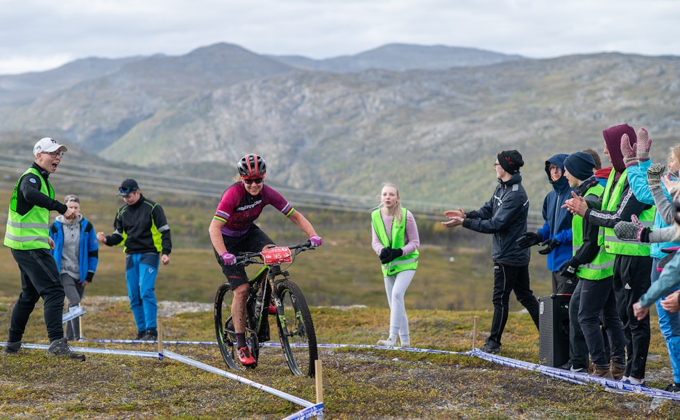 Gunn-Rita Dahle Flesjå heies fram over fjellet. Foto: Cecilia Emilie Johansen, Frikant/Skaidi Xtreme