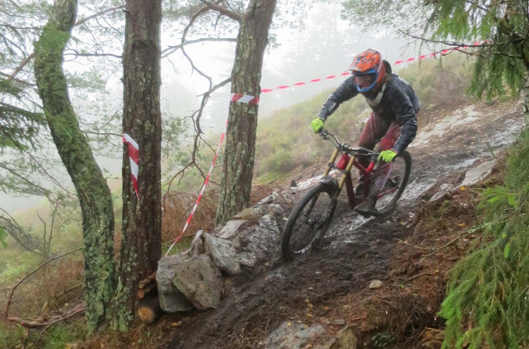 Brage Vestavik kjører i klassen M15-16, men kjørte raskere enn alle juniorgutta. Foto: Robert Goodwin Brage Vestavik - Kjerringåsen DH 2014 - Foto Robert Goodwin 1400x924