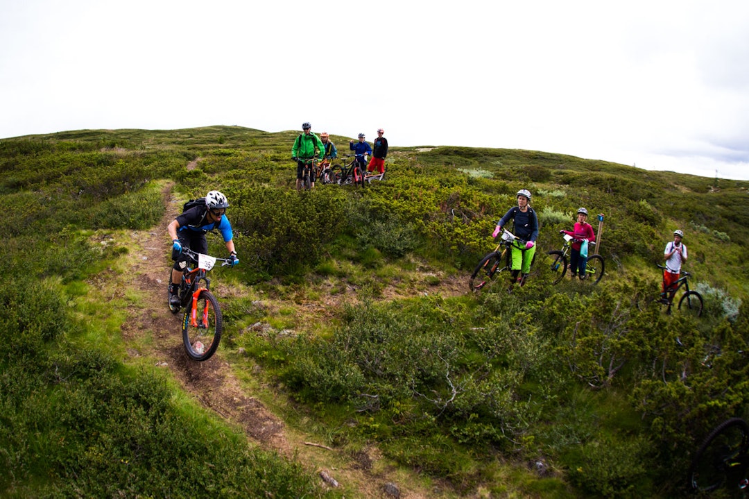 HEIA: Det var flere som stoppet for å heie på endurorytterne underveis. (foto: Snorre Veggan) hillbilly-0330a