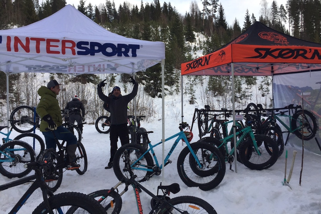 Det var mye å velge i for de som ville prøve tjukksykkel. Foto: Ole Christian Nymoen Global Fatbike Day Fagernes 2017 - testbikes - Ole Christian Nymoen 1400x933