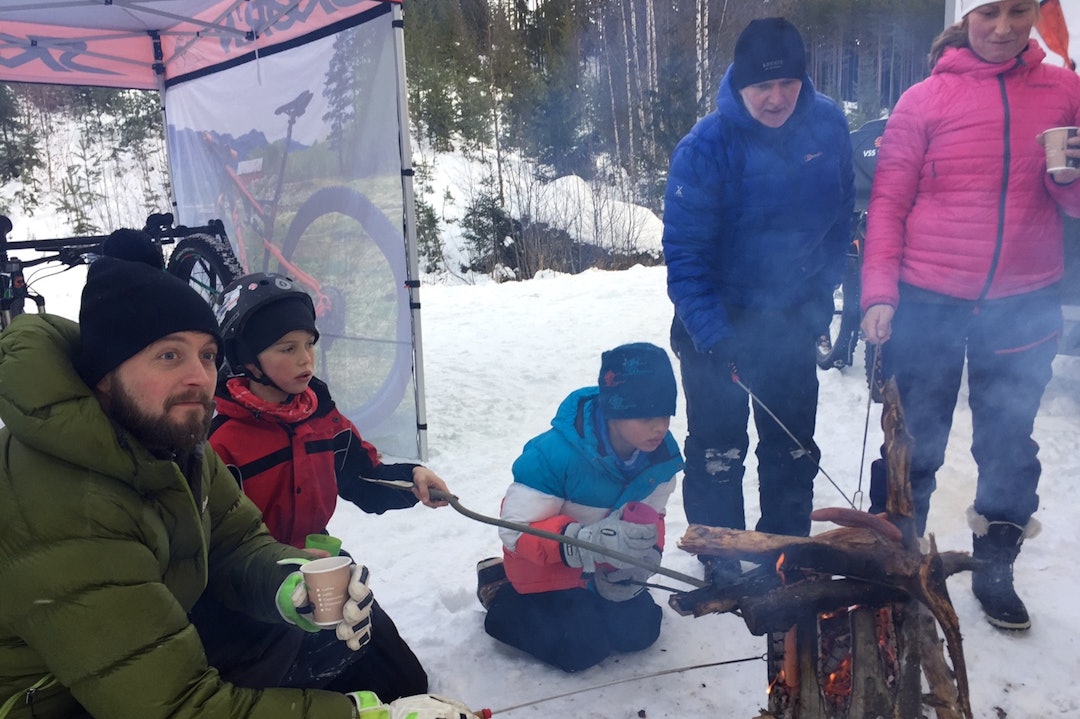 Varm kaffe og grillmat gjorde susen. Foto: Ole Christian Nymoen Pølser Global Fatbike Day 2017 Fagernes - Ole Christian Nymoen 1400x933
