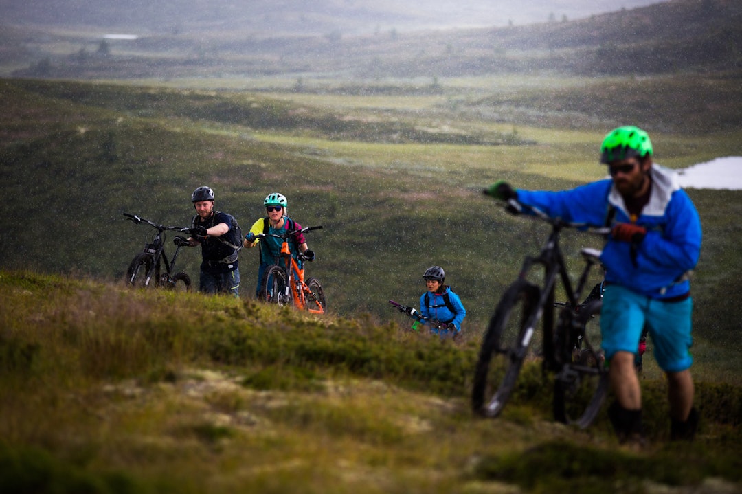 GUIDET TUR: Regnet traff også syklistene som valgte å legge den guidede turen over en av de høyeste toppene på vei ned. (foto: Snorre Veggan) hillbilly-0352a