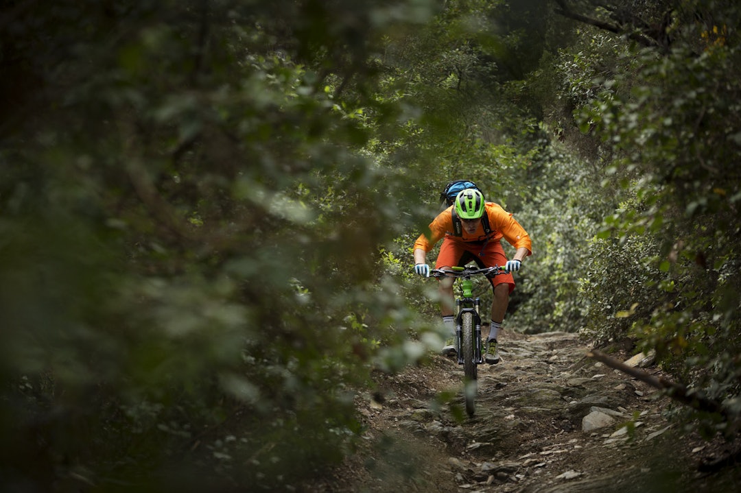 DUNDRE I HUNDRE: Øyvind Aas setter en av stisyklene på prøve ned en steinete utforkjøring. (foto: Kristoffer H. Kippernes) _IPP4263