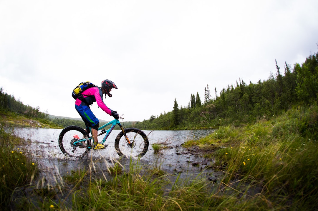 VANN FRA ALLE KANTER: Og om det ikke kom nok vann ovenfra, så var det potensiale til å få rene sykkelsko før Dengis Kahn. (foto: Snorre Veggan) hillbilly-0394a