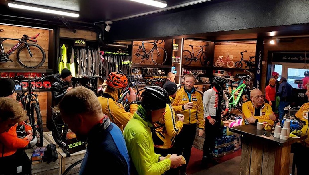 Varme pølser slo an etter fellesturen som endte med underkjølt regn og sju minus. Foto: Eirik Granly Global Fatbike Day 2017 - The Duke Sport - Foto Eirik Granly 1400x