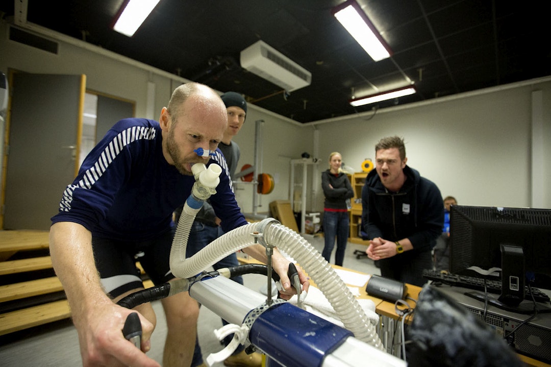 TESTING, TESTING! For å kartlegge fysikken hos deltakerne, sparkes sesongen i gang med en fysisk test hvor både O2-opptak og watt måles. Jan-Tore Bratlie gir jernet. (foto: Kristoffer H. Kippernes) _IPP0381