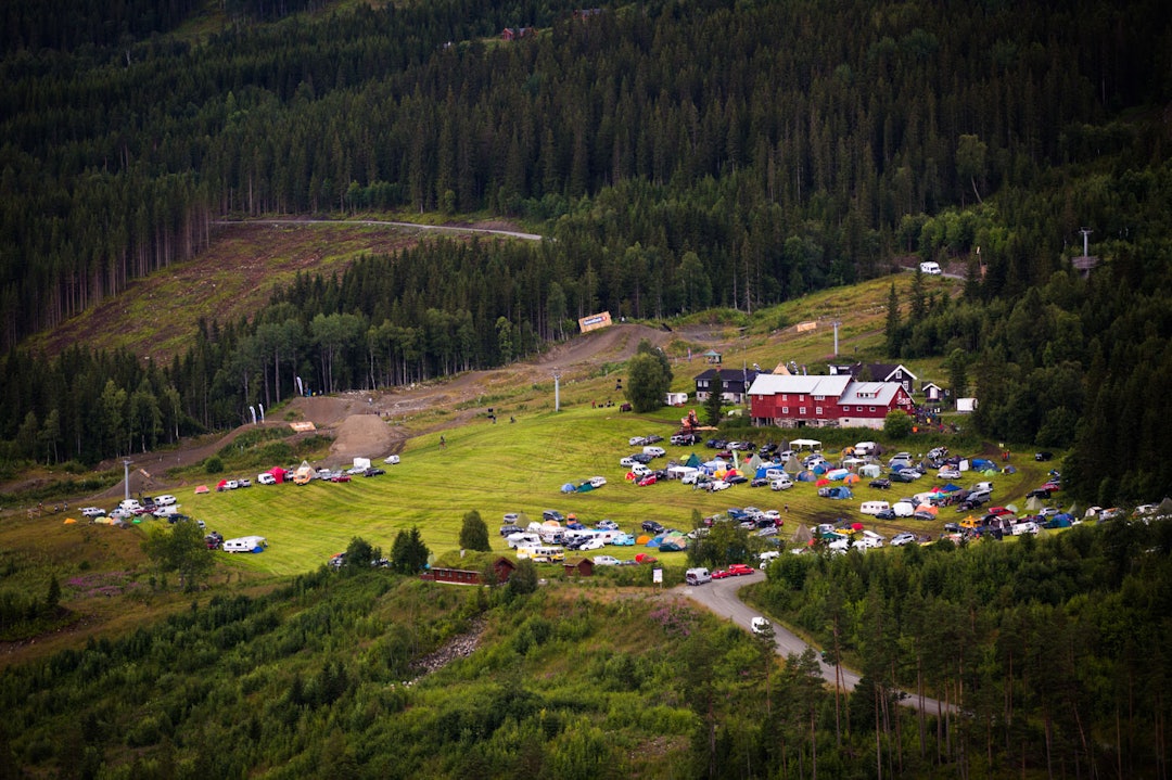 FESTIVALOMRÅDE: Etter seks kilometer smalt rytterne ned på jordet i Ål skisenter, hvor også festivalcampen var. (foto: Snorre Veggan) hillbilly-0538a
