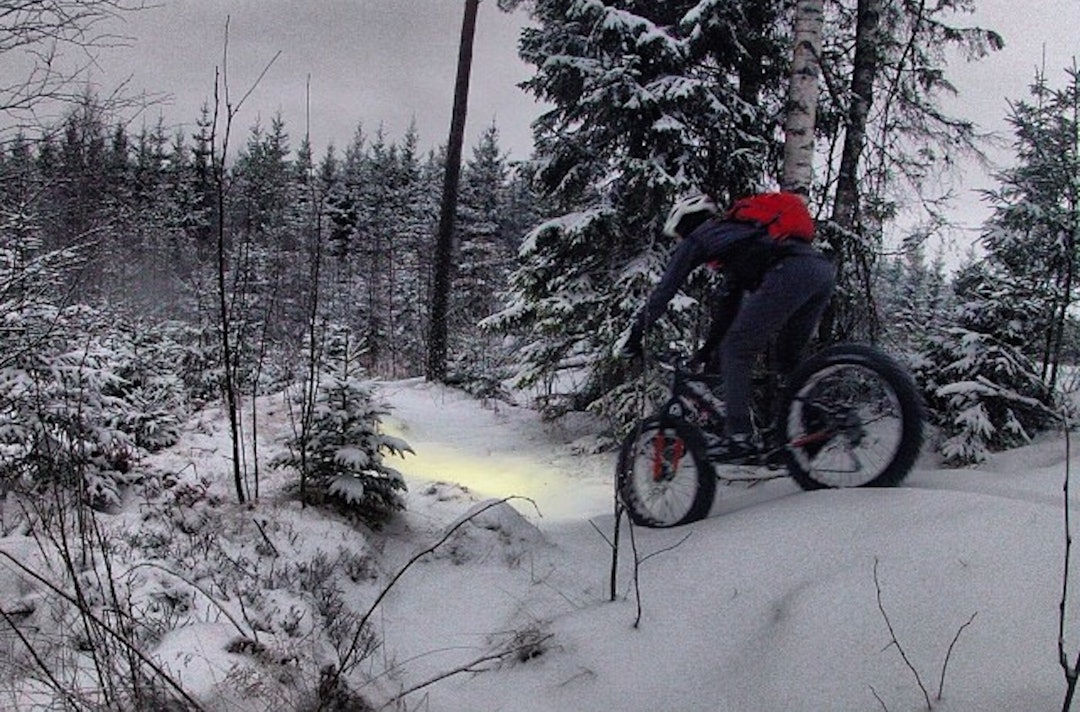 Fredrik Lindland er ofte på tur med fatbike, og som regel er han ganske alene i terrenget. Foto: Privat Fredrik Lindland fatbike - 1400x924
