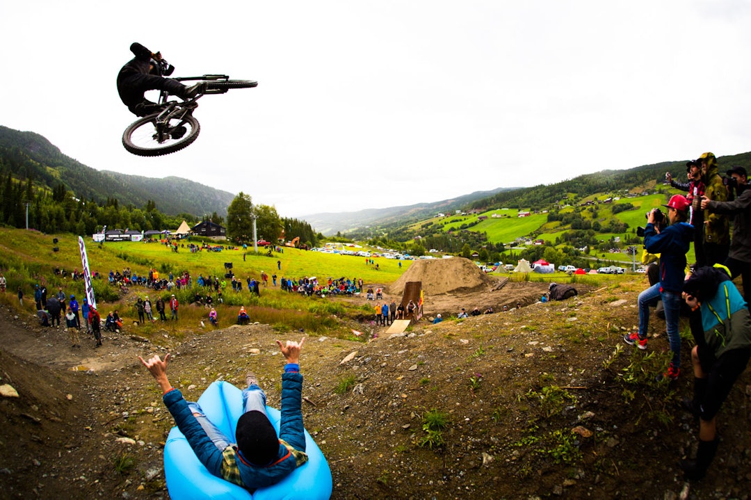 GOLDEN CIRCLE: Noen hadde sikret seg både bedre og mer behagelige plasser enn andre. (foto: Snorre Veggan) hillbilly-1056a