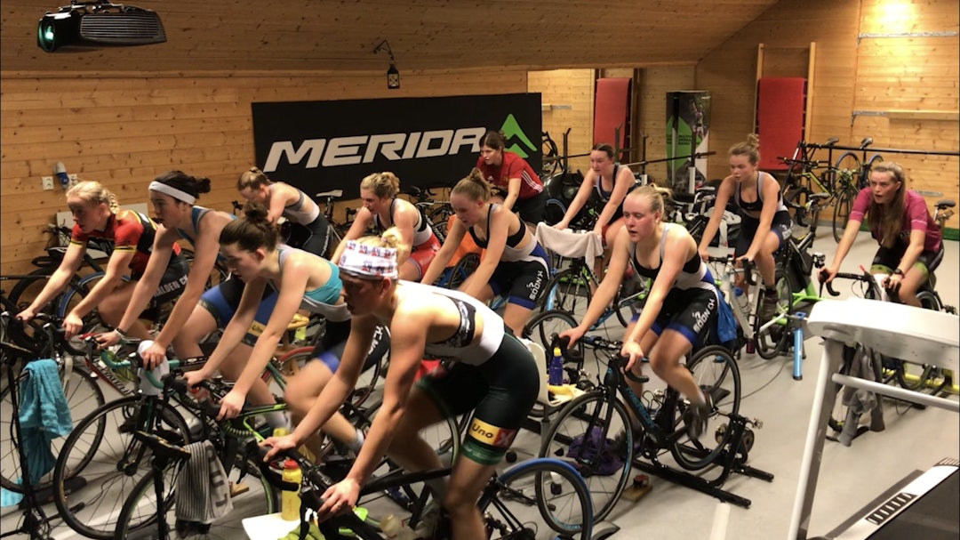 Felles jentesamlinger for satsende rundbaneryttere skal bidra til å skaffe Norge plass i OL 2020. Foto: Kent Siggerud Spinning Siggerud jentesamling Nov 25-17 Kent Siggerud 1400x787 JPG