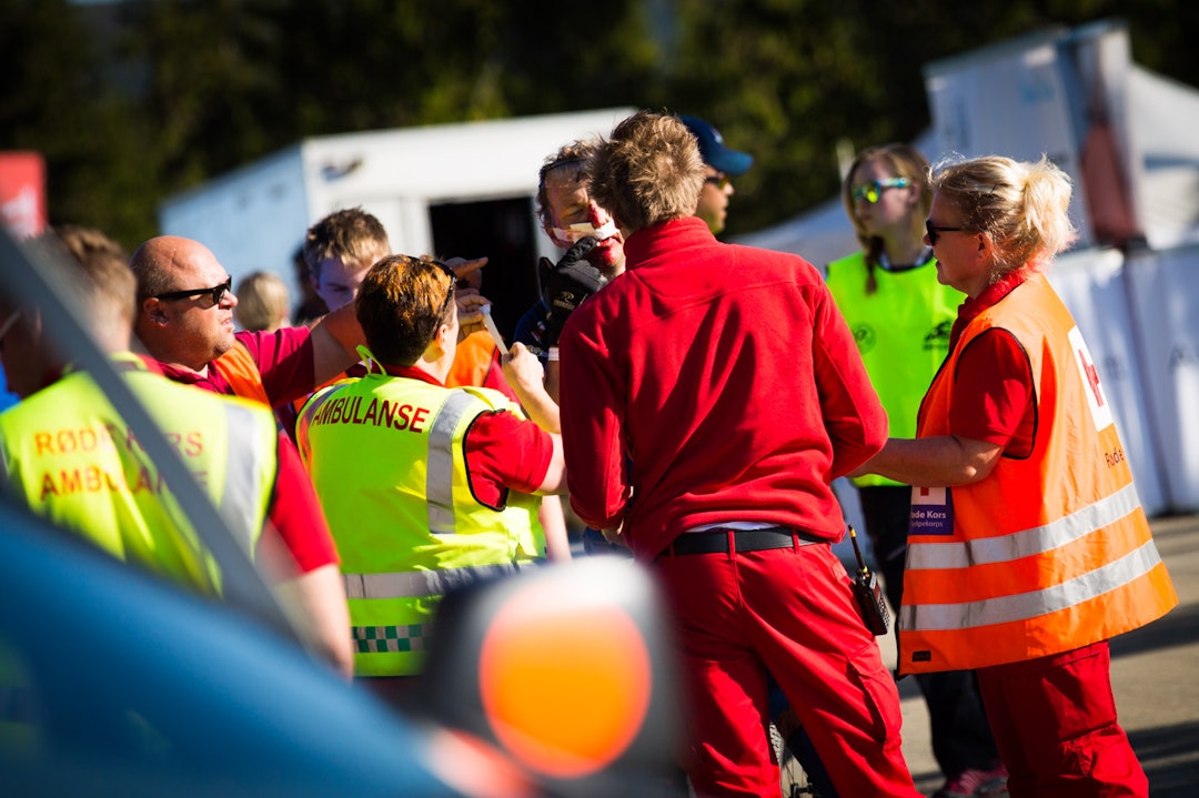 HJELPERE: Det sto ikke på antall hjelpere da Steinar A. Kindingstad kom bort til Rødekors-teltet for hjelp. (foto: Snorre Veggan) birken2015-0831a