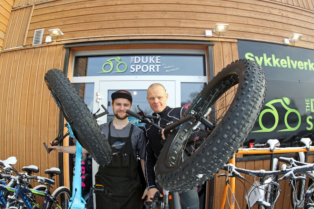 Anders Bernhoft (til høyre) inviterer til fellestur på Global Fatbike Day fra nye lokaler på Råholt. Foto: Bjørn Inge Rødfoss Global Fatbike Day - Foto Bjørn Inge Rødfos 1400x933