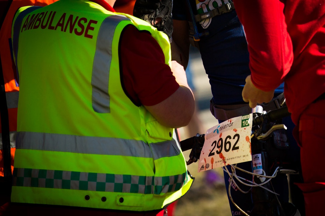 BLODSØL: Også startnummeret fikk sin dose blod. (foto: Snorre Veggan) birken2015-0833a