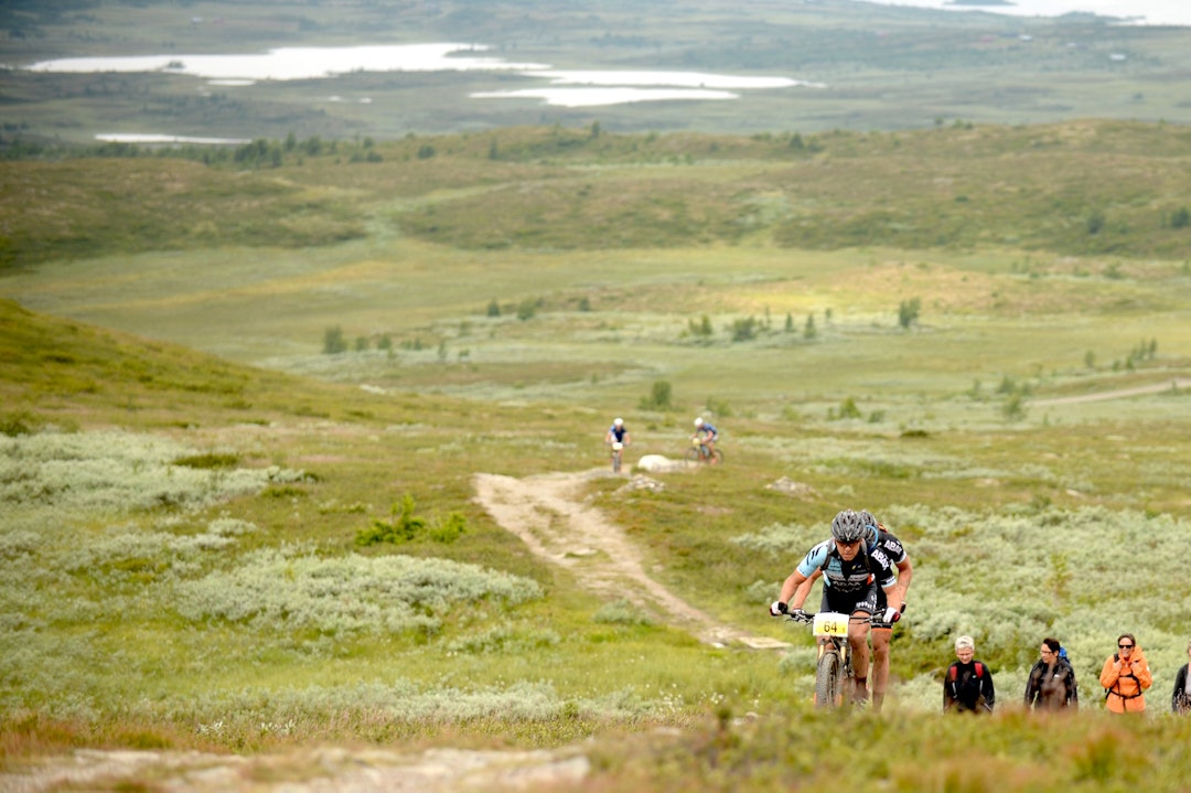 Greg Saw og Thomas Engelsgjerd i Team Hardrocx-ABAX racing with Swix lå først i løypa på Grønnsenhøgda, men nederlenderne i KMC jaget like bak. Greg Saw Engelsgjerd Grønnsenhøgda 1400x933
