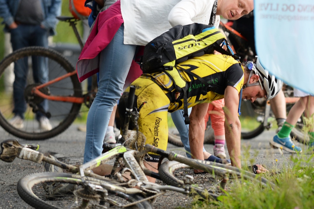 Tormod Ulven ble liggende på rett side av målstreken i flere minutter etter å ha gått helt i kjelleren for å sikre seg tredjeplassen foran gamlekara i Team Skørn Offroad 1 - med 18 sekunders margin etter 15.5 mil gjennom villmarken. Tormod Ulven finish 1400x933