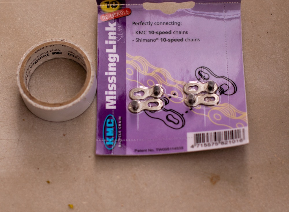 ALLTID BEREDT: Ta litt tape og et kjedeledd som passer ditt kjede. Om det er KMC eller SRAM spiller ingen rolle, det som betyr noe er om det er til ni-, ti- eller 11-delt. ALLTID BEREDT: Ta litt tape og et kjedeledd som passer ditt kjede. Om det er KMC eller SRAM spiller ingen rolle, det som betyr noe er om det er til ni-, ti- eller 11-delt.