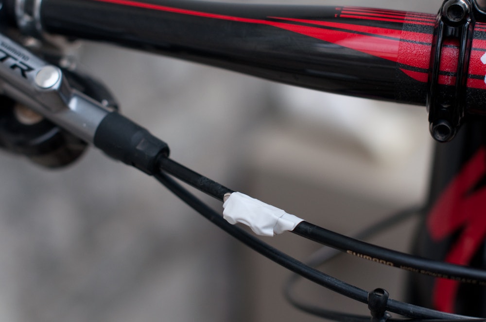 PÅ SLANGEN: Tape fast en kjedelink på bremseslangen så har du den tilgjengelig når du trenger den. PÅ SLANGEN: Tape fast en kjedelink på bremseslangen så har du den tilgjengelig når du trenger den.