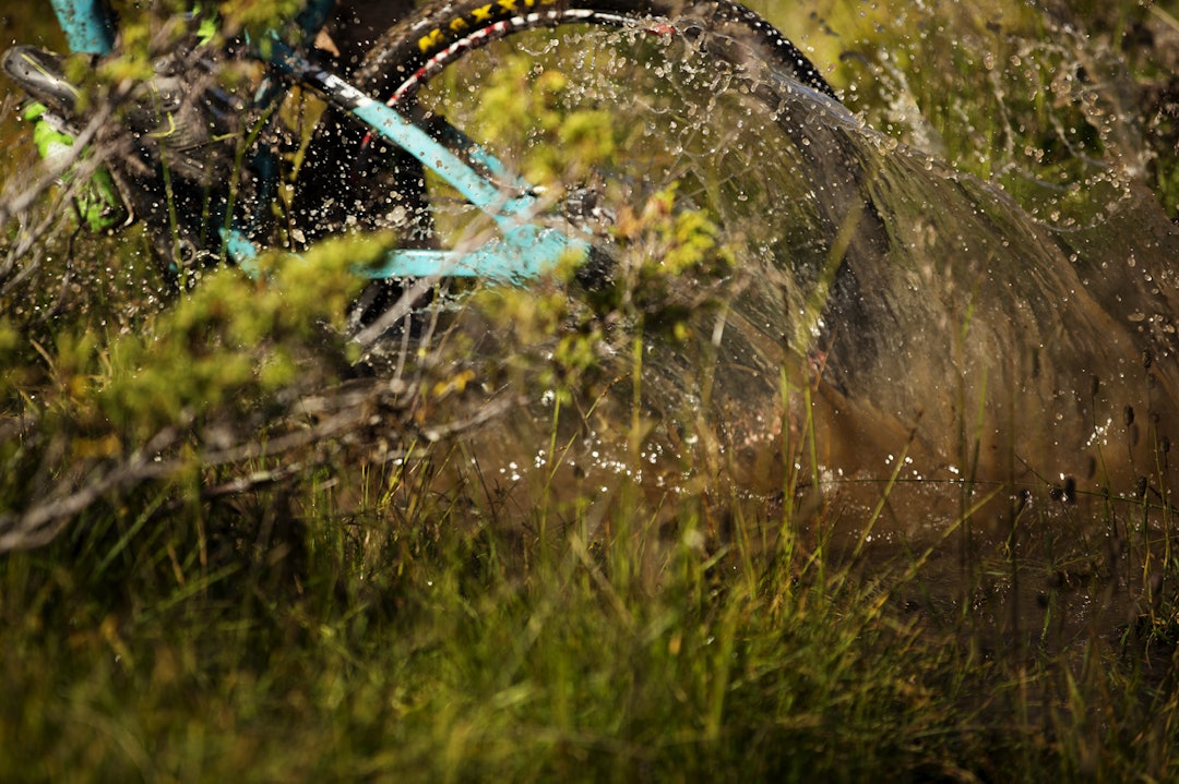 ULTRAVÅTT: Da vi fotograferte Birken-løypa natt til fredag bøttet regnet ned over fjellet, og vi var spente på hva dette ville ha å si for Ultrabirkerne. Solen dukket opp, men klarte ikke å tørke opp stiene helt. (foto: Kristoffer H. Kippernes) _IPP7452
