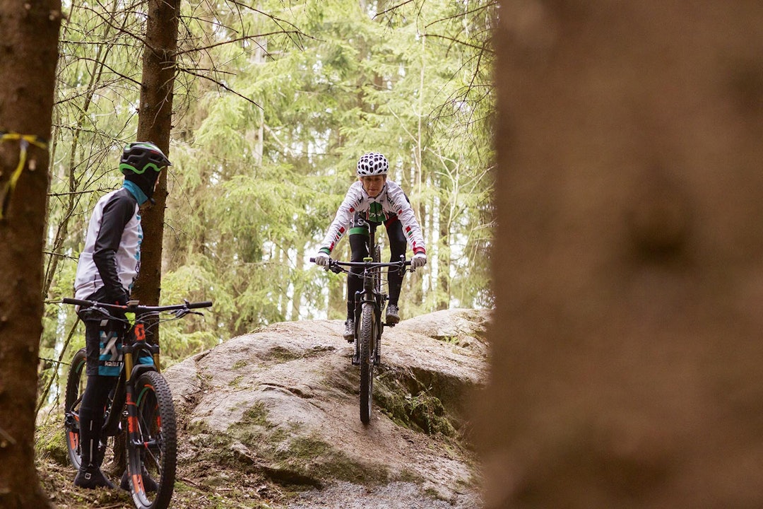 TEKNIKK: I Team Terrengsykkel får du hjelp til å jobbe med det du sliter med! Her instruerer Ole Christian Fagerli Miriam Sivertsen på en av årets teknikkøkter. Foto: Kristoffer H. Kippernes _IPP2191