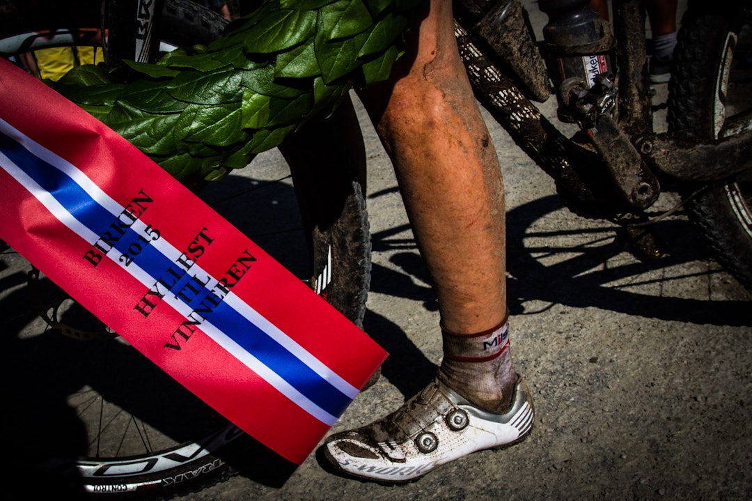 HEDER: All heder og ære til vinneren. Mye av grunnen til at vi liker Birken er alle historiene. De som kommer i mål flere timer etter vinneren. De som fullfører tross all verdens utfordringer. Men når alt kommer til alt, er det vinneren som får den største oppmerksomheten. Ola Kjøren kjørte raskt, men ikke raskere enn søla og hadde en spylejobb å gjøre etter at seiersintervjuene var unnagjort. (foto: Snorre Veggan) ultrabirken-9094a