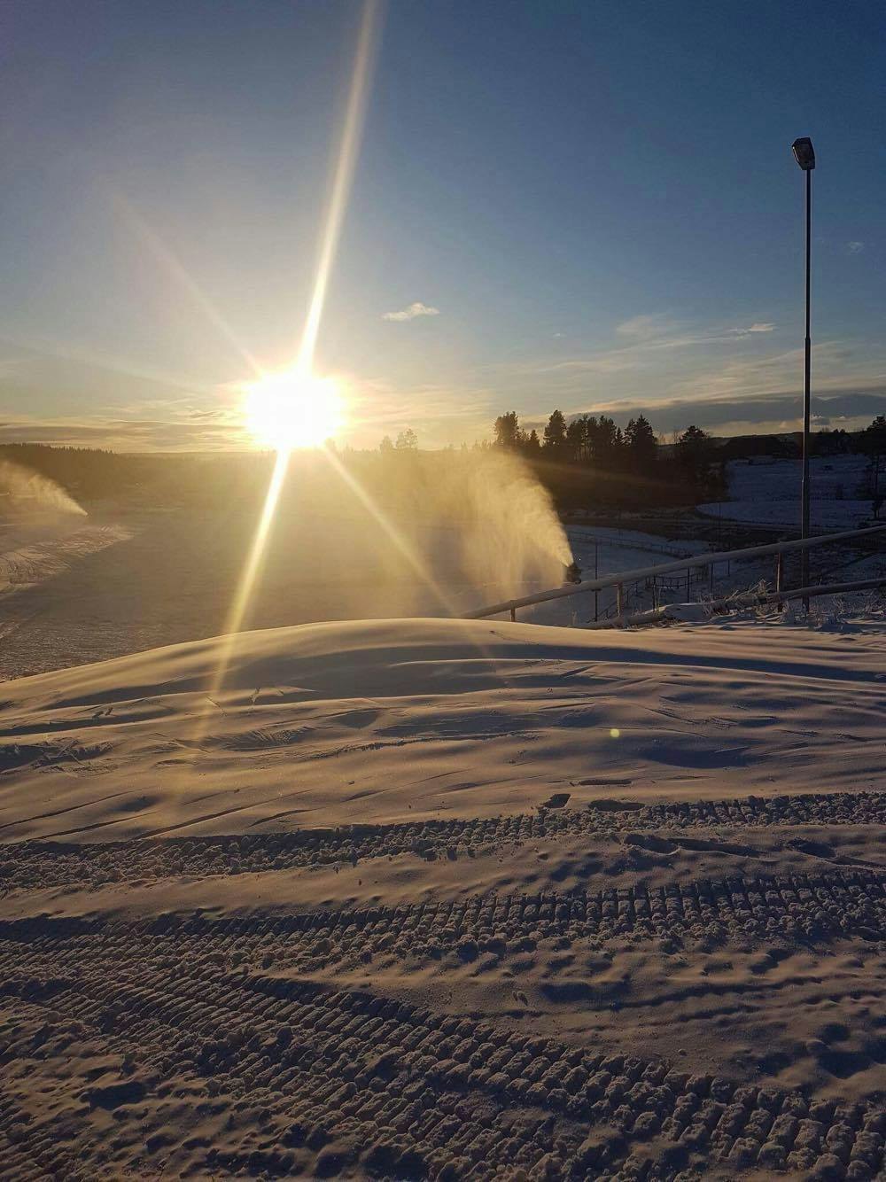 På Birkebeineren Stadion er det for tida bare kunstsnø, men så snart det blir snø i terrenget vil det bli kjørt løyper med skuter. Foto: Stig Dalen Lillehammer fatbike kickoff Nov 11-17 - Birkebeiner stadion - Foto Stig Dalen 1000x