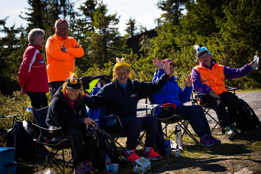 SUPPORTERNE: Det var mange dedikerte supportere langs løypa. Flere mer eller mindre ba om å bli fotografert, og stemningen var på topp. Vi takker dere - og det gjør sikkert mange av rytterne også! Sees vi neste år? (foto: Snorre Veggan) supporterne_birken2015-1319a