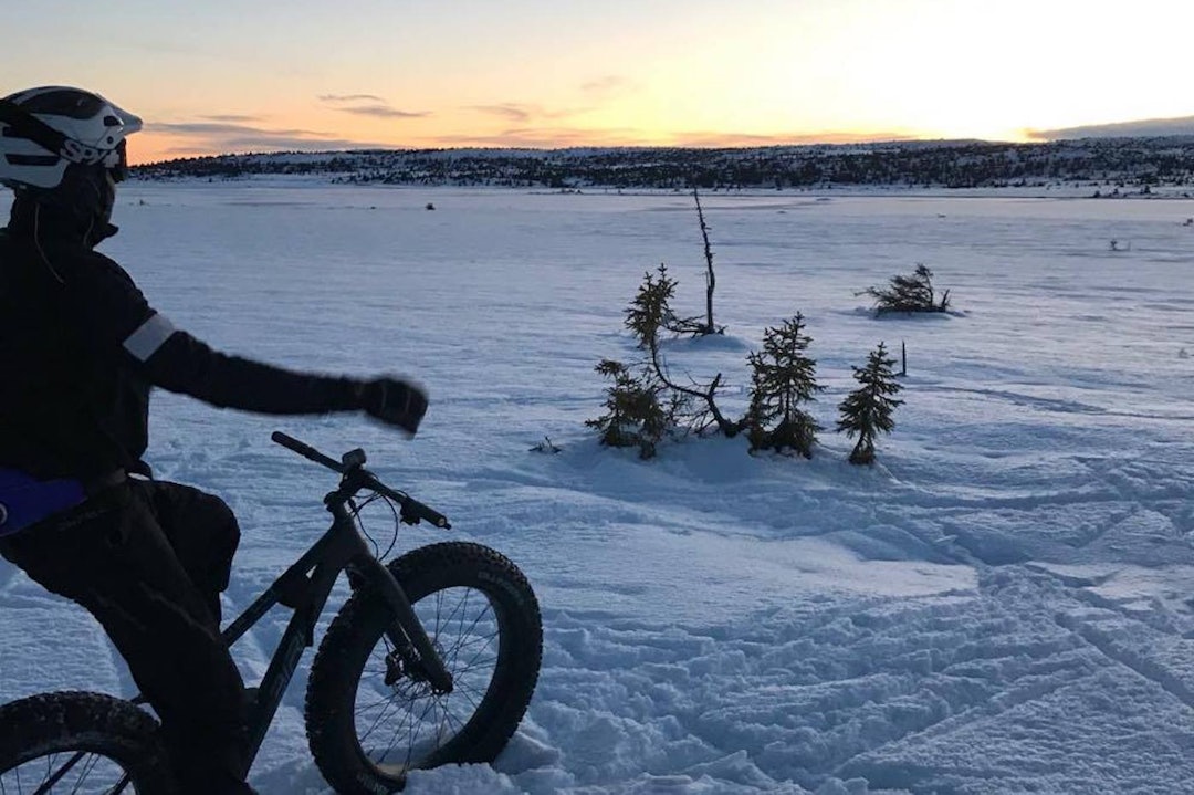 Glødende solnedgang på Sjusjøen. Foto: Tom Ruud Lillehammer fatbike kickoff Nov 11-17 - Sjusjøen 1 - Foto Tom Ruud 1400x933