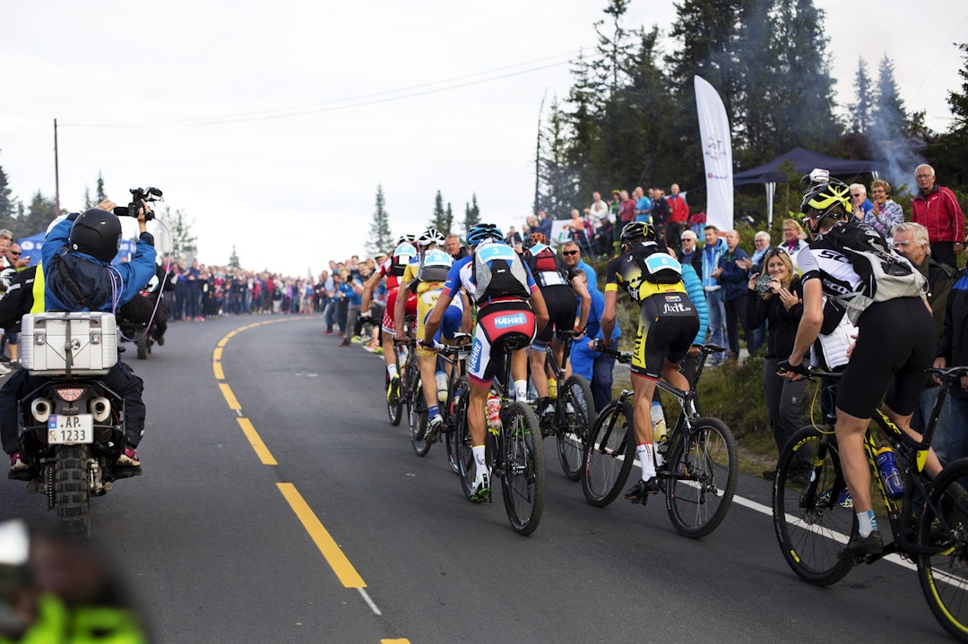 FOLKELIVET: Selv i 18-tiden på kvelden var det fullt av folk på Sjusjøen da herrenes eliteklasse dundret forbi. (foto: Kristoffer H. Kippernes) _C2A2269