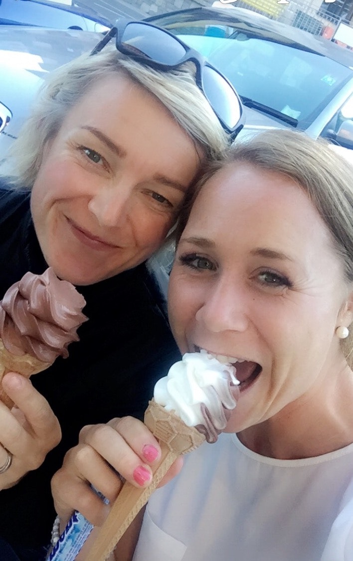 Cecilie Pederstad Rise og Siv C. Hamre sørget for tid til kos underveis også. Foto: Privat Cecilie Pederstad Rise - Siv C Hamre - Transalp 2016 - Privat