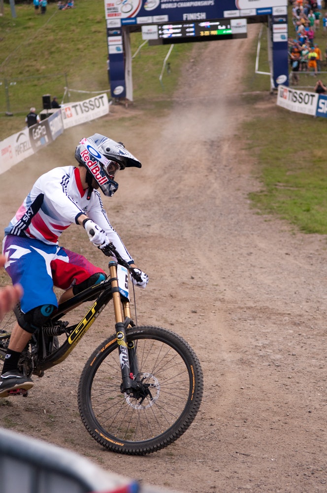 NYTT GULL: Gee Athertons andre VM-gull vil også det bli husket for kjøringen til den som ikke vant. Foto: Øyvind Aas