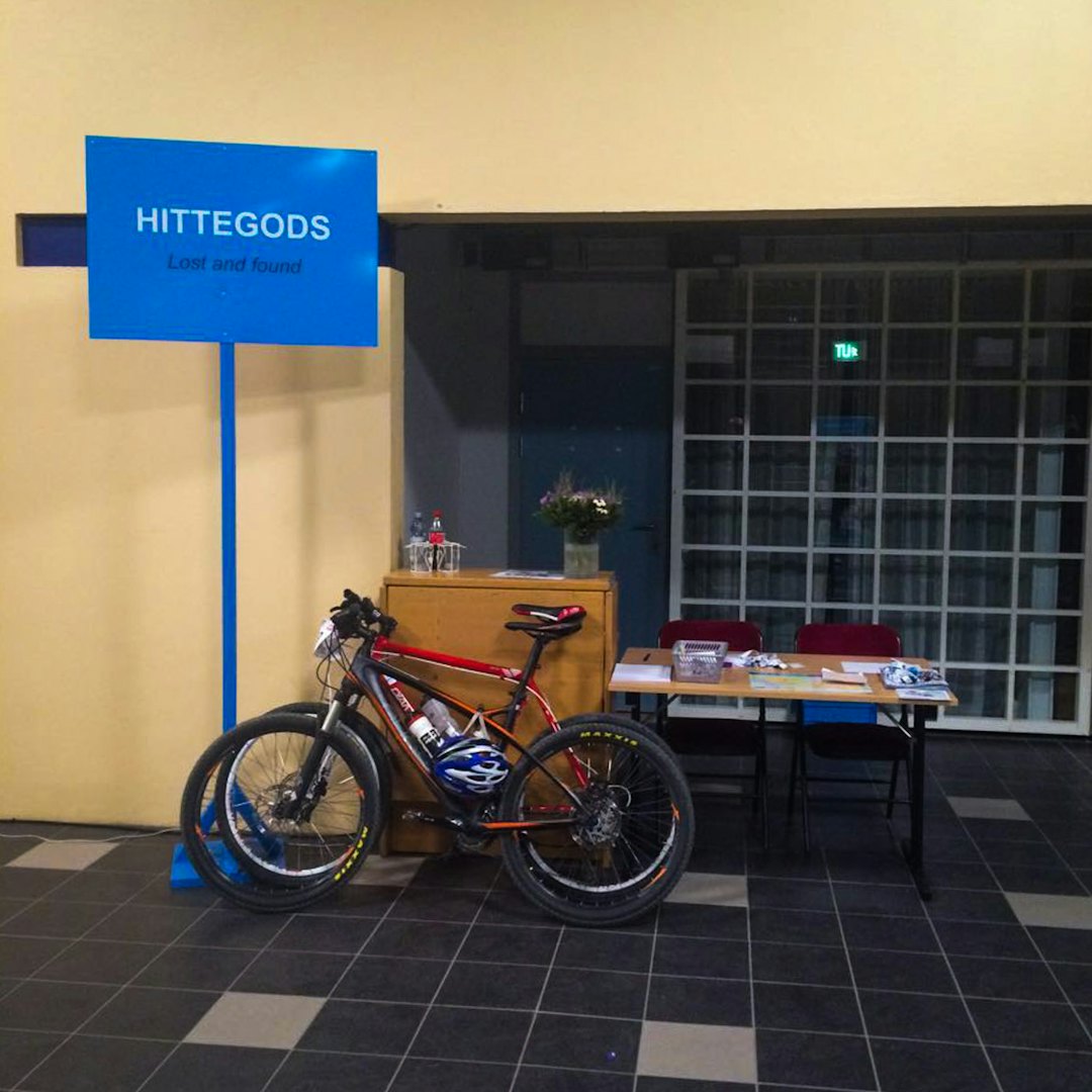 EIER SAVNES: Da Terrengsykkels fotografer forlot Håkons Hall sent på lørdag, var det mørkt og knapt et menneske å se. Og ved inngangspartiet stod påminnelsen om at fokuset på å gjennomføre ofte blir stort i Birken-helga. (foto: Kristoffer H. Kippernes) birken-a