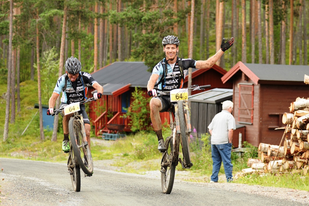 Greg Saw og Thomas Engelsgjerd i Team Hardrocx-ABAX racing with Swix ble slått på de siste kilometerne etter å ha ledet mesteparten av dagen. Foto: Kent Murdoch Hardrocx wheelie finish - murdoch 1400x933
