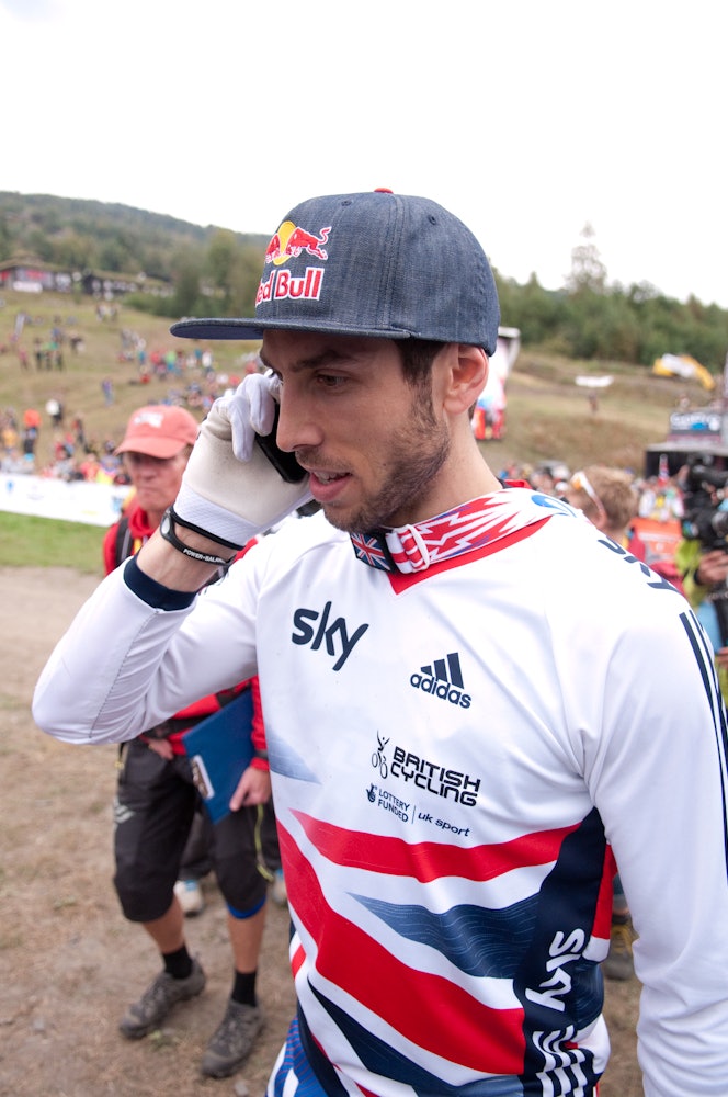 PHONE HOME: Gee Atherton ringte hjem etter at seieren var et faktum. Foto: Øyvind Aas PHONE HOME: Gee Atherton ringte hjem etter at seieren var et faktum. Foto: Øyvind Aas